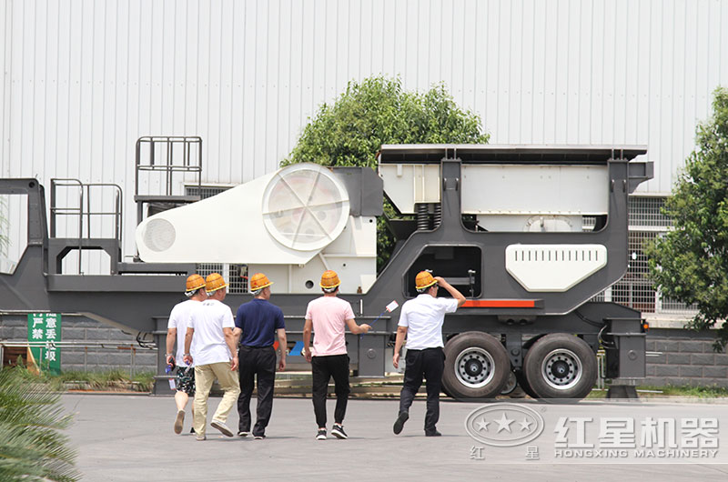 开云手机在线登陆入口客户到厂参观考察小型移动碎石机